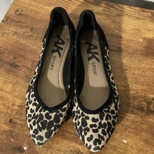 Women’s flats